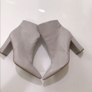 Marc Fisher Ulani Pointed toe grey leather block heel ankle booties size 8